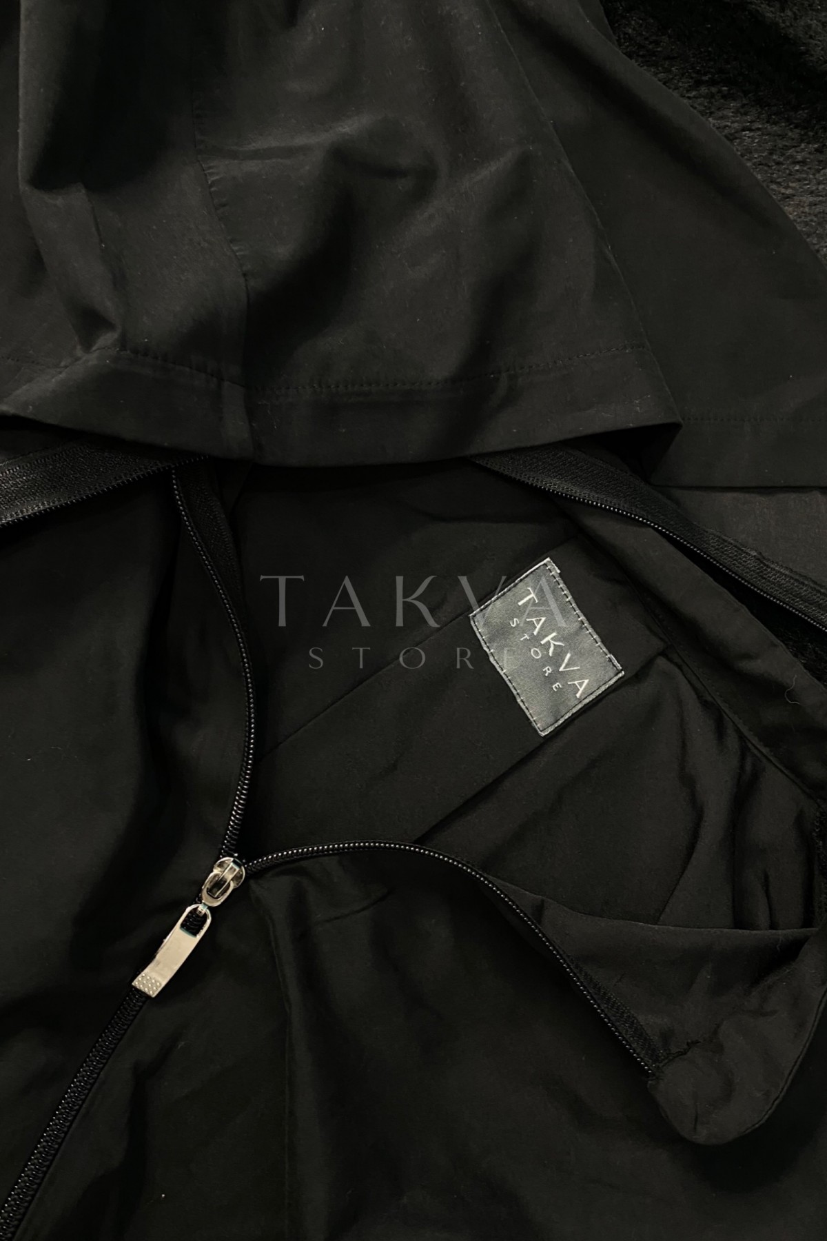 Siyah Ihlamur Yağmurluk